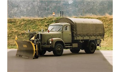 Saurer 2DM mit Räumschild Boschung