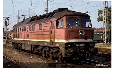 DR Diesellokomotive 142 002-5  rot mit grau Dach