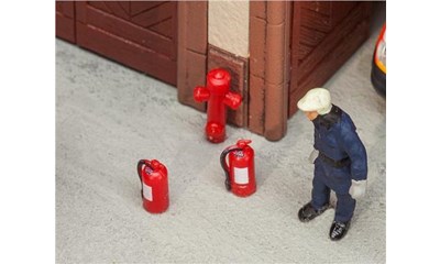 6 Feuerlöscher und 2 Hydranten